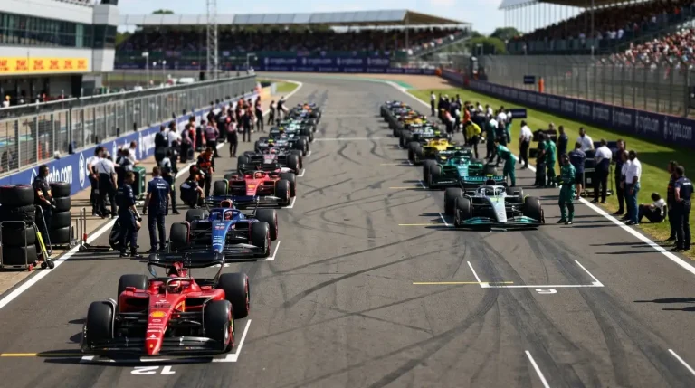 Formule 1-startgrid waarop een coureur door een gridstraf verder naar achteren moet starten