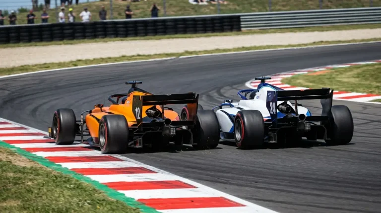Twee Formule 1-coureurs die zij aan zij rijden in een onderling gevecht op het circuit