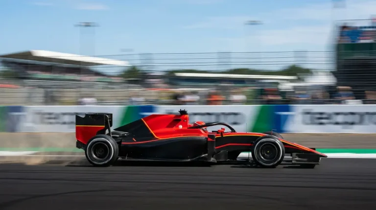 Formule 1-auto in volle vaart tijdens het seizoen 2026 als context voor weddenschappen